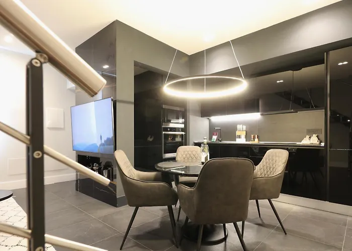 Spacious Modern Fully Equipped In Monumental Building - Parking - Historical Centre