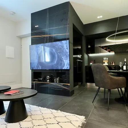 Spacious Modern Fully Equipped In Monumental Building - Parking - Historical Centre *