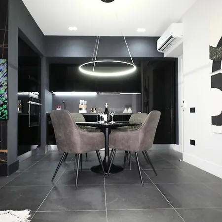 Cavour 31 1br In Heritage Building With Parking, Old Town * אולביה